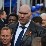 Бывший боксёр, а ныне депутат Госдумы неандерталец Валуев среди людей